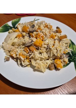 Vegán vöröslencsés–édesburgonyás gombás basmati rizs növényi tejszínnel tepsiben recept fotója