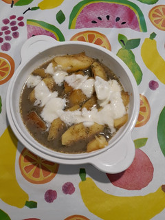Una foto de Trampantojo. Patatas fritas con salsa de perejil y queso griego