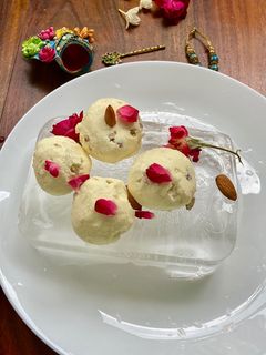 मक्खन मिश्री लड्डू (makhan mishri laddu recipe in HIndi) रेसिपी मुख्य फोटो