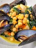 Garbanzos con emperador y mejillones a la cúrcuma