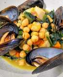 Garbanzos con emperador y mejillones a la cúrcuma