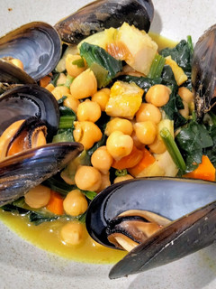 Una foto de Garbanzos con emperador y mejillones a la cúrcuma