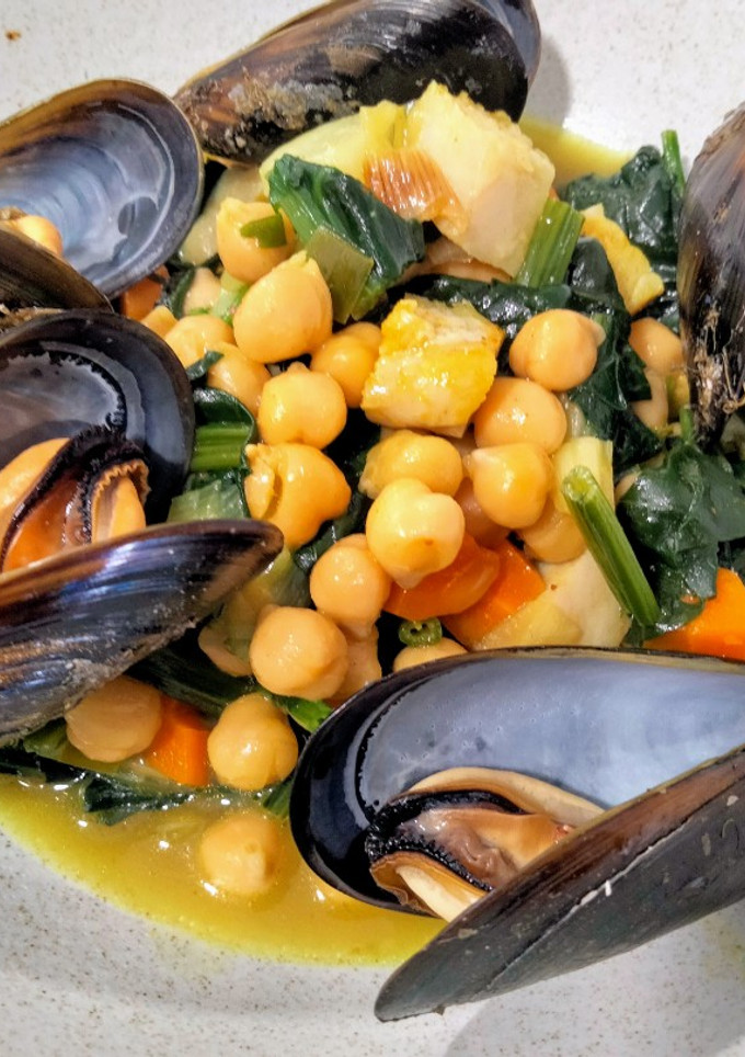 Una foto de Garbanzos con emperador y mejillones a la cúrcuma