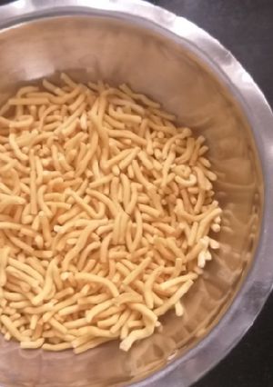 ભાવનગરી ગાંઠીયા (Bhavnagari Ganthiya Recipe In Gujarati) રેસીપી મુખ્ય ફોટો
