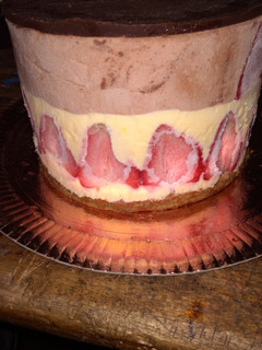 Una foto de Torta helada !!!🍨🍨🍓🍓
