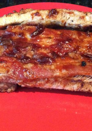 Una foto de Costillas de Cerdo al Horno con Salsa BBQ (Carne que se desprend