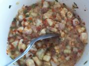 Una foto de ceviche de camarón pepino