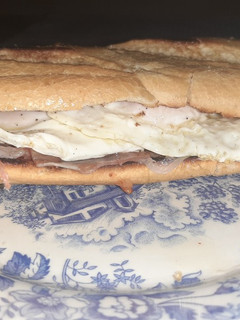 Una foto de Bocata de pan tostado con jamón serrano y huevo, exquisito!