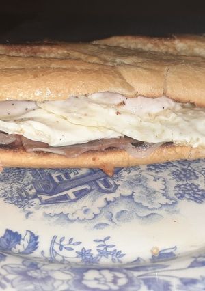 Una foto de Bocata de pan tostado con jamón serrano y huevo, exquisito!