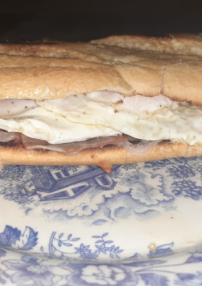Una foto de Bocata de pan tostado con jamón serrano y huevo, exquisito!