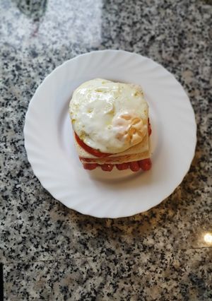 Una foto de Francesinha simplificada