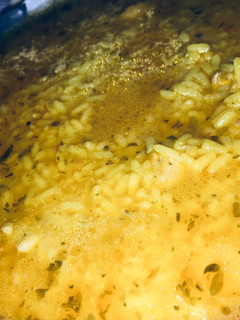 Una foto de Arroz con caldo de pollo ⚡️⚡️