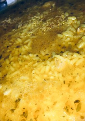 Una foto de Arroz con caldo de pollo ⚡️⚡️
