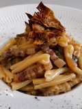 Casarecce con alcachofas y panceta con salsa cremosa de parmesano
