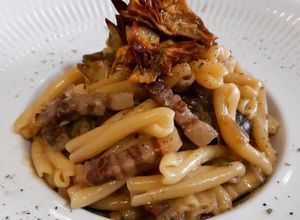 Una foto de Casarecce con alcachofas y panceta con salsa cremosa de parmesano