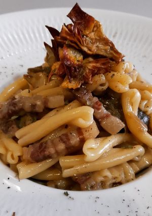 Una foto de Casarecce con alcachofas y panceta con salsa cremosa de parmesano