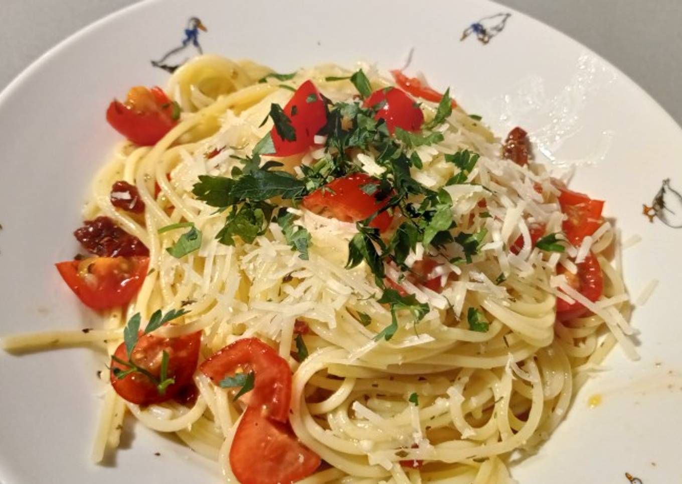 Recipe of Super Quick Homemade Spaghetti aglio olio e peperoncino with dried tomatoes