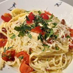 A picture of Spaghetti aglio olio e peperoncino with dried tomatoes.