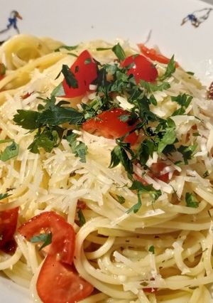 A picture of Spaghetti aglio olio e peperoncino with dried tomatoes.