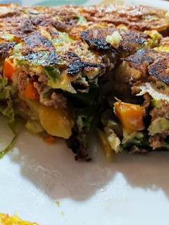 Una foto de Tortilla de vegetales y atún