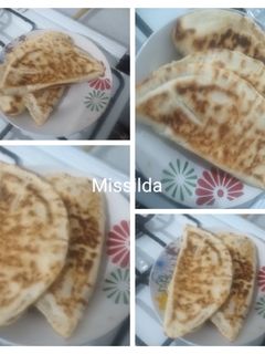 صورة لوصفة فطائر التركية في المقلاة بالفرماج