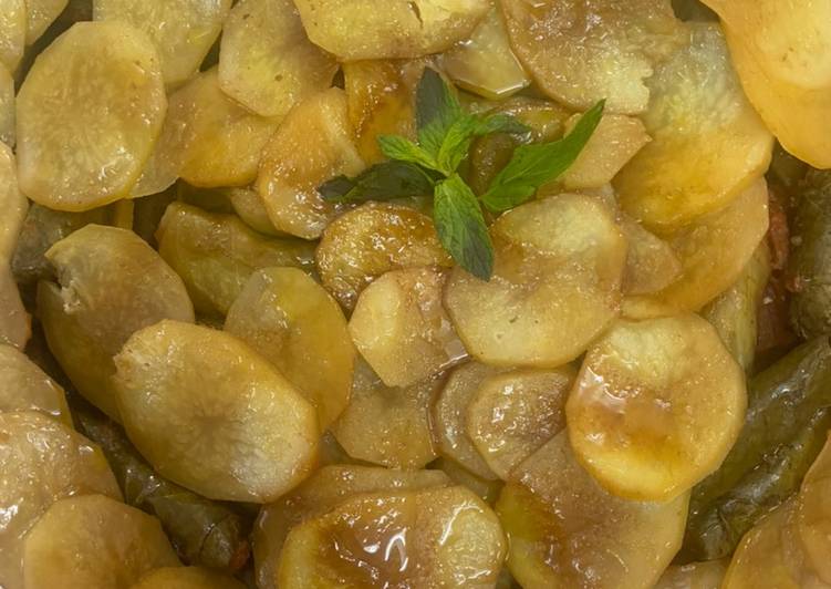 صينية ورق عنب وشرائح البطاطس