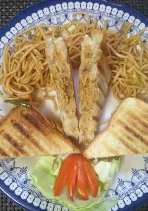 चिजी डबल डेकर सैंडविच (cheesy double decker sandwich recipe in Hindi) रेसिपी मुख्य फोटो