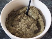 Una foto de albahaca seca
