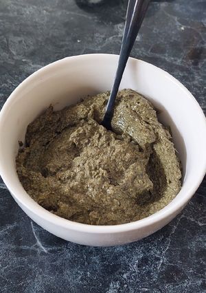 Una foto de Pesto de albahaca seca