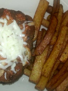 Una foto de Cachopo con patatas especiadas
