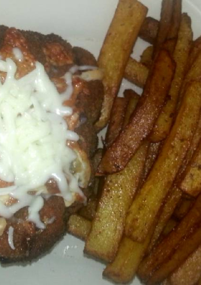 Una foto de Cachopo con patatas especiadas
