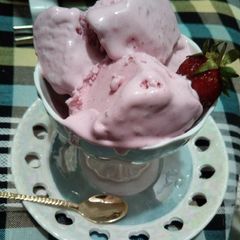 A picture of Strawberry Icecream.