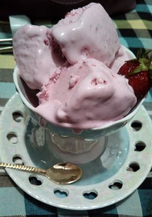 A picture of Strawberry Icecream.