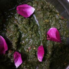 A picture of Green chutney.