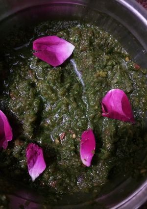 A picture of Green chutney.