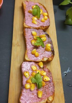 A picture of Pink Cheese Garlic Bread.