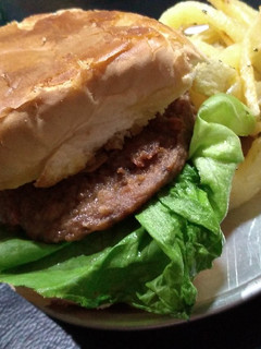 Una foto de HAMBURGUESA CON PAPAS FRITAS 🍔🍟
