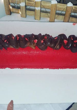 Une photo de Bûche mousse vanille insert chocolat noir /lait #posterdhiver