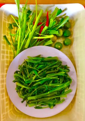 Hình của món Rau muống luộc với tắc.