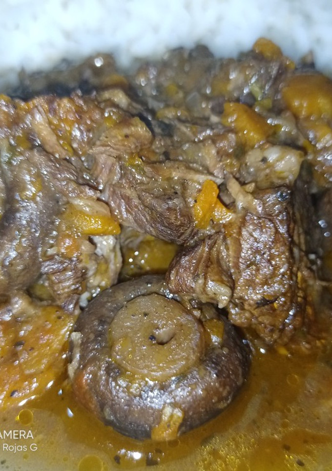 Una foto de Ternera con zanahorias y champiñones Portobello😋😋