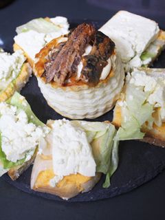 Una foto de Volovanes con sardinas de lata y queso fresco