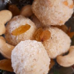 A picture of Rava ladoo.