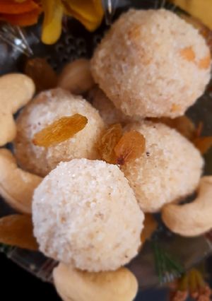 A picture of Rava ladoo.