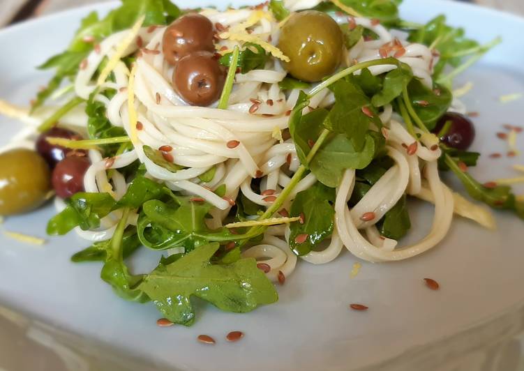 Insalata di noodles, rucola e semi di lino