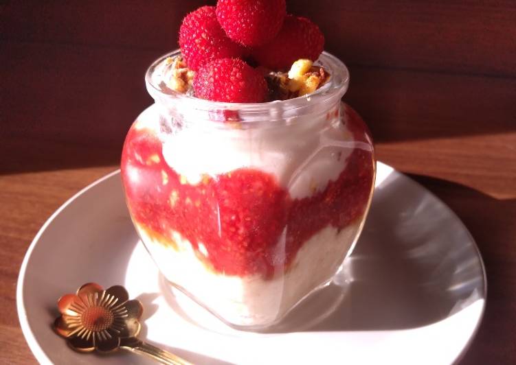 Overnight Raspberry Oatmeal in Jar