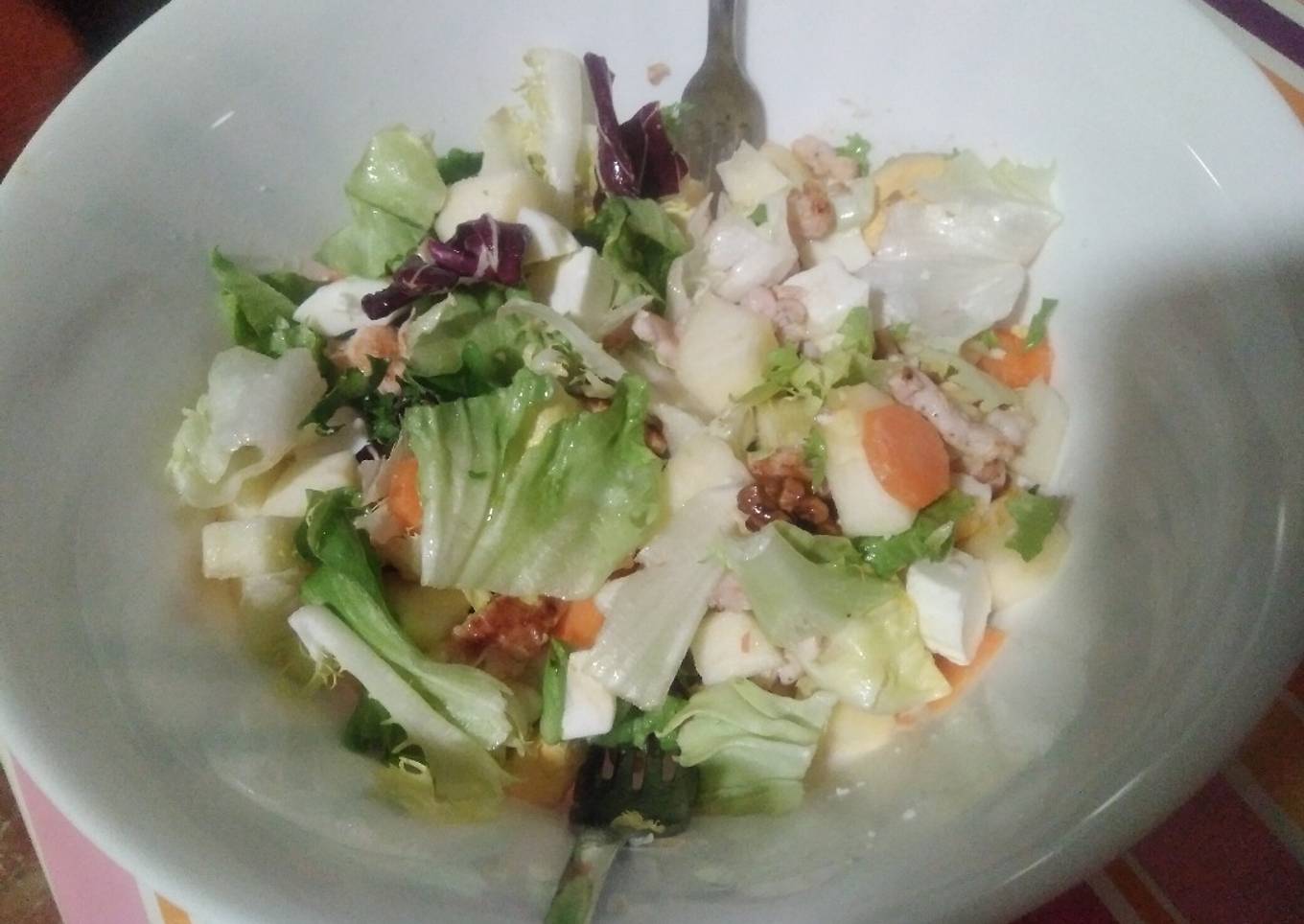 Ensalada variada con manzana y pollo