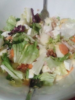 Una foto de Ensalada variada con manzana y pollo