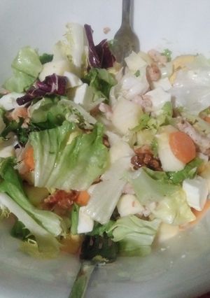 Una foto de Ensalada variada con manzana y pollo