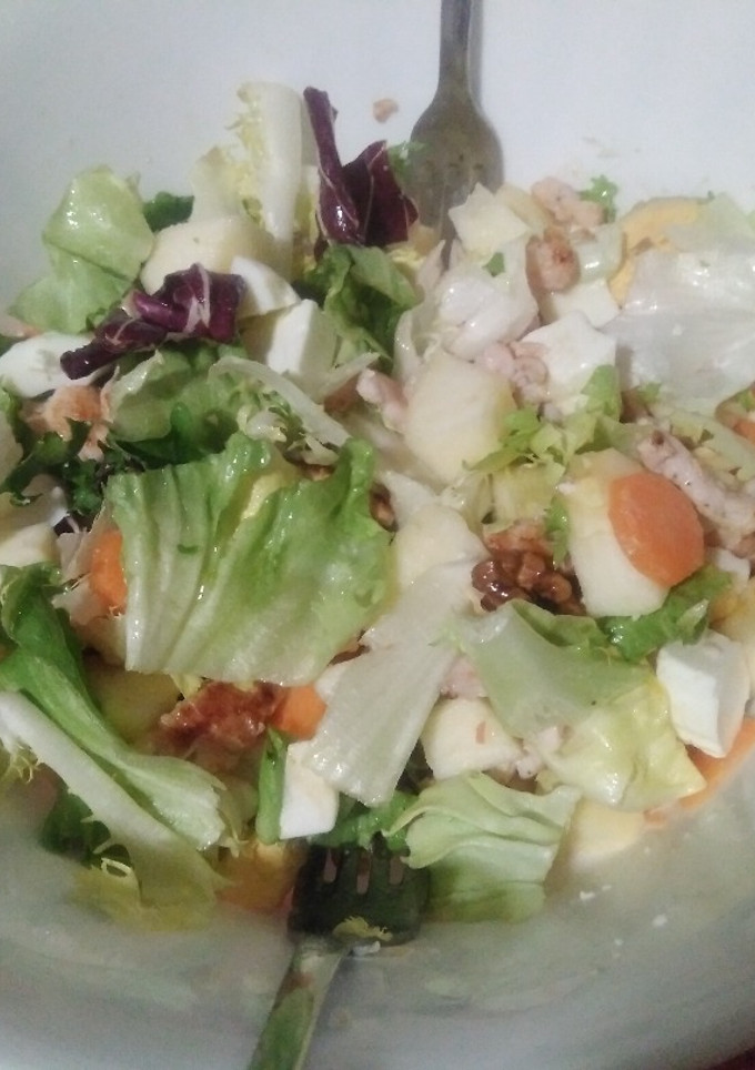Una foto de Ensalada variada con manzana y pollo