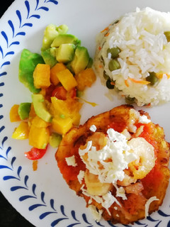 Una foto de Patacon con hogao y camarones